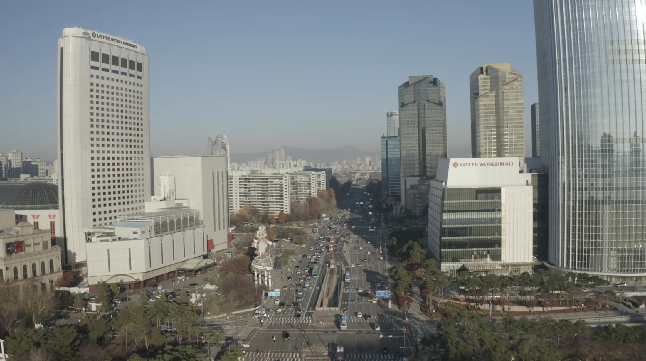 고층 빌딩과 도심 대로를 촬영한 드론 항공 전경